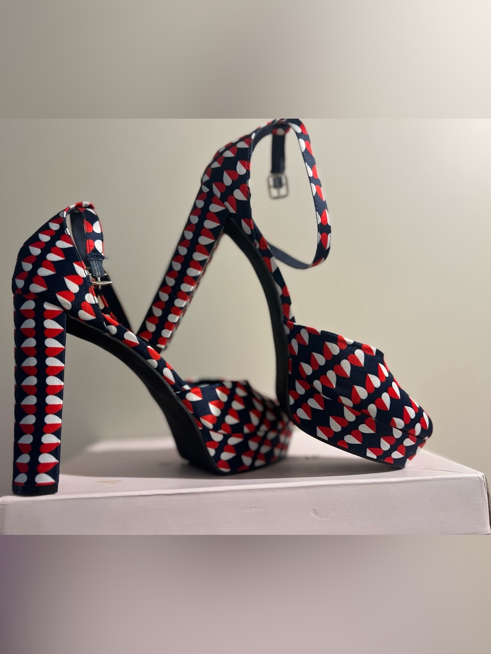 Just Fabulous Kissa WW Retro Heart Print, 8.5 platform heels, og box never worn